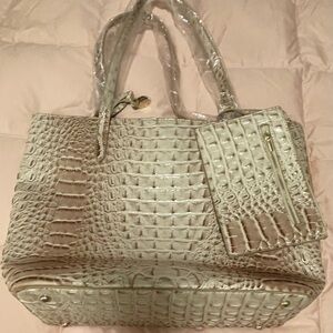 Elegant Crocodile Embossed Handbag
Beige nice big bag with gold emblem tag